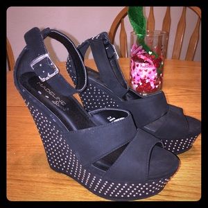 Cute studded black wedges🖤